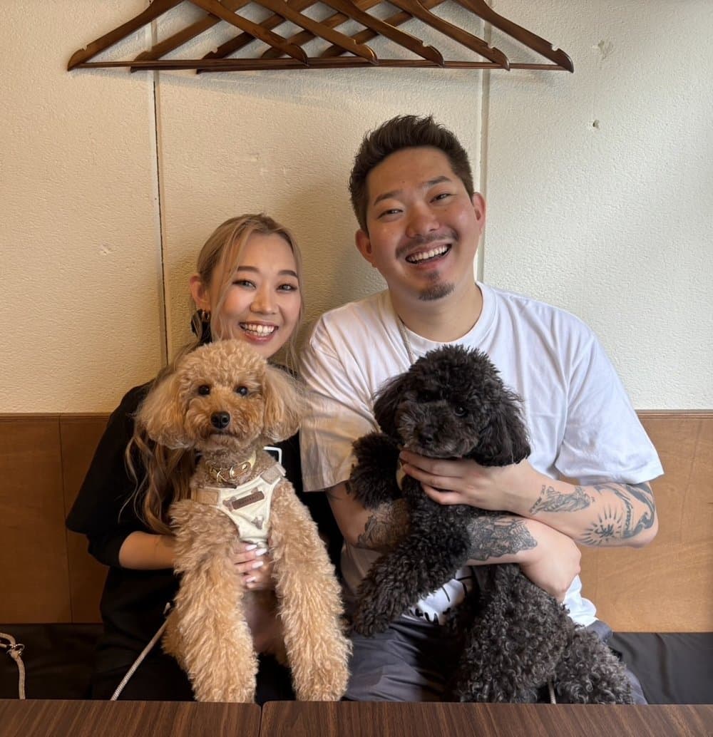 代表取締役 高井律明と妻、2匹の愛犬